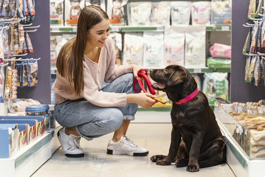 adorable-perro-con-duena-en-la-tienda-de-mascotas copia