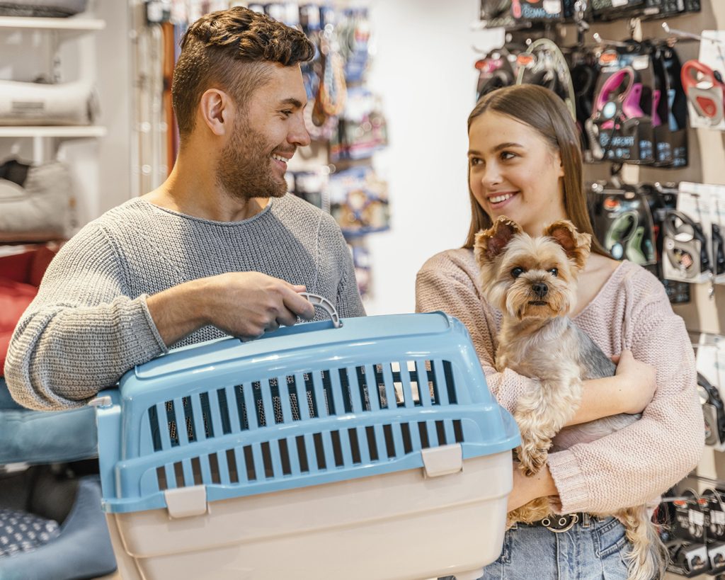 lindo-perrito-en-la-tienda-de-mascotas-con-dueno copia
